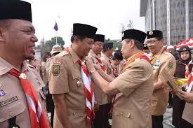  Gubri Syamsuar Beri Lencana Kepada Kwarda 04 Gerakan Pramuka Riau